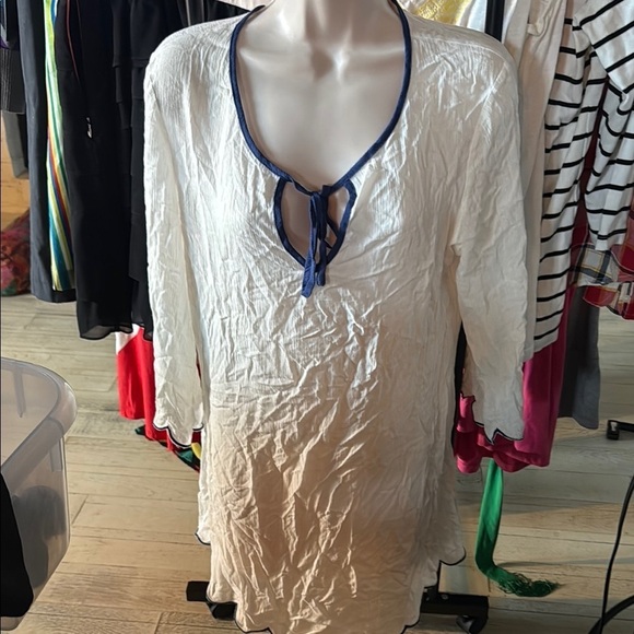 Francesca's Collections Tops - Francesca's Collections Cream Top with Navy Trim